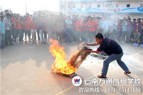 接下来进入现场实际演练阶段,演练项目有两个:灭火器的正确使用及